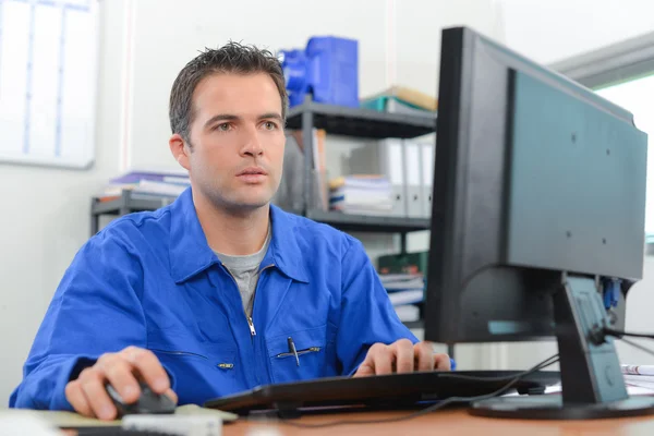 Builder sentou-se em seu escritório — Fotografia de Stock