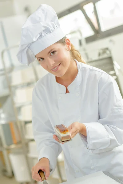 Chef segurando torta individual — Fotografia de Stock