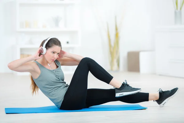 Allenamento di routine a casa — Foto Stock