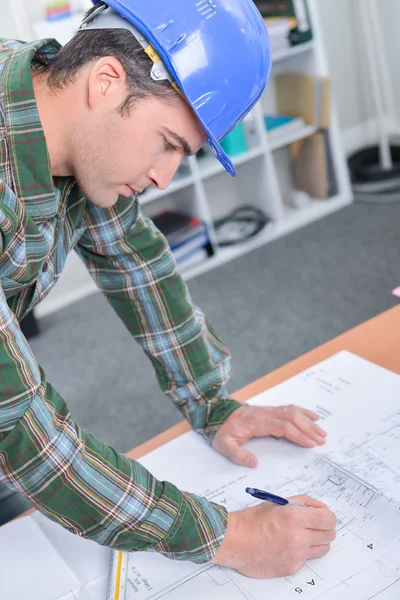 Man amending blueprints — Stock Photo, Image