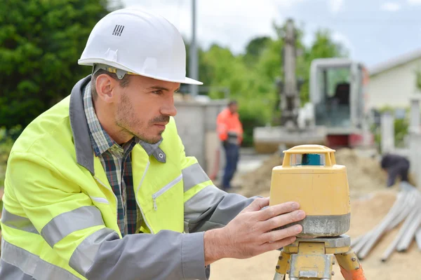 Vermessungsingenieur stellt Maschine auf — Stockfoto