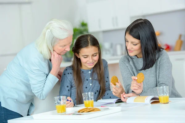 Vrouwen van de familie verzameld in de keuken — Stockfoto