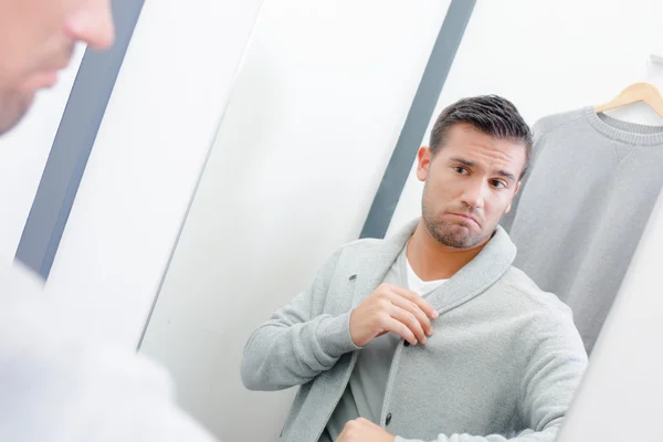 Hombre probándose algo de ropa —  Fotos de Stock