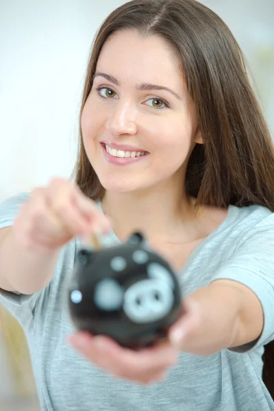 Mulher economizando para um dia chuvoso — Fotografia de Stock