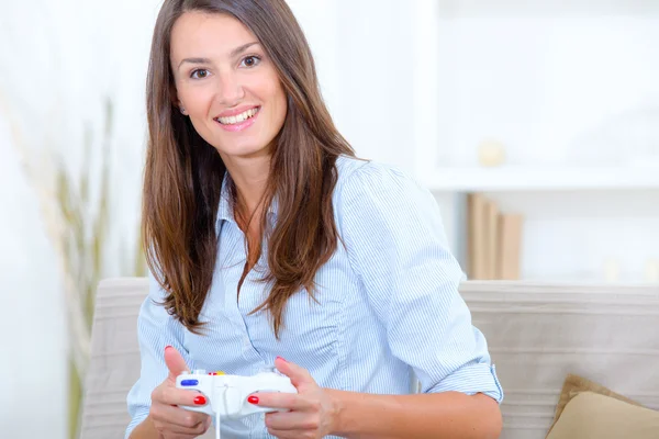 Frau spielt ein Videospiel — Stockfoto