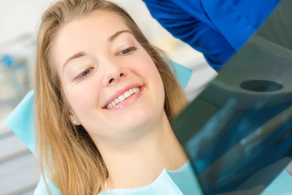 Showing patient her x-ray — Stock Photo, Image