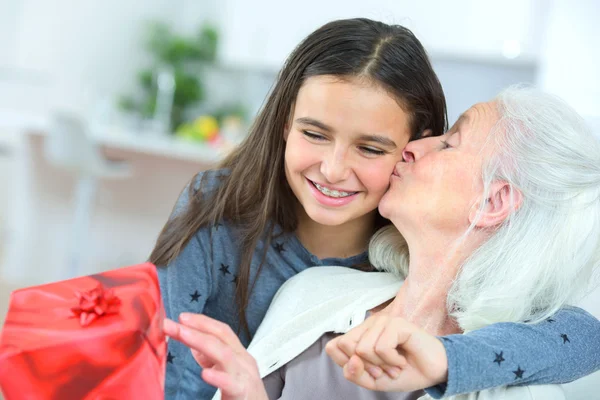 Oma geven een geschenk — Stockfoto