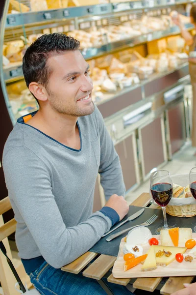 Comer queijo e vinho para o almoço — Fotografia de Stock