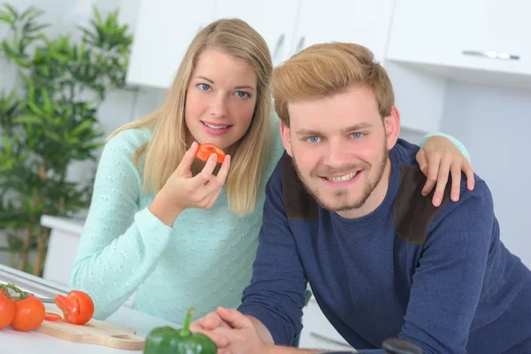 Молода пара готує на кухні — стокове фото