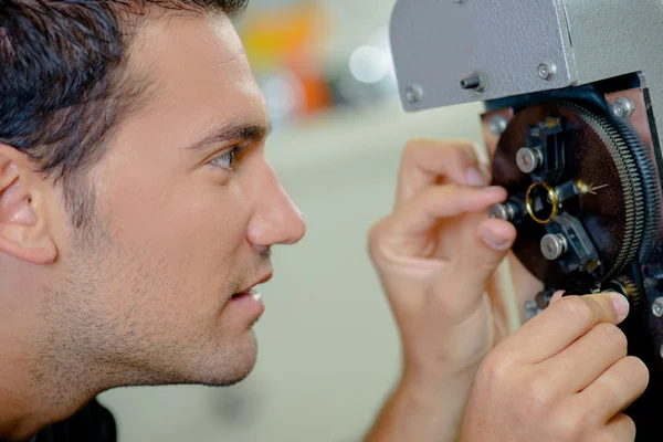 Jeweller making adjustments to a ring — Stock Photo, Image