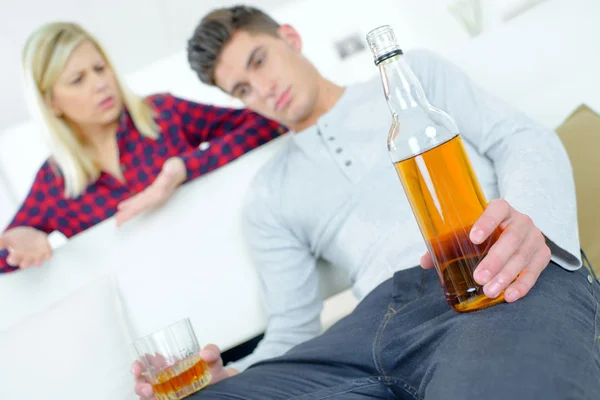 Woman angry that her boyfriend is drunk — Stock Photo, Image