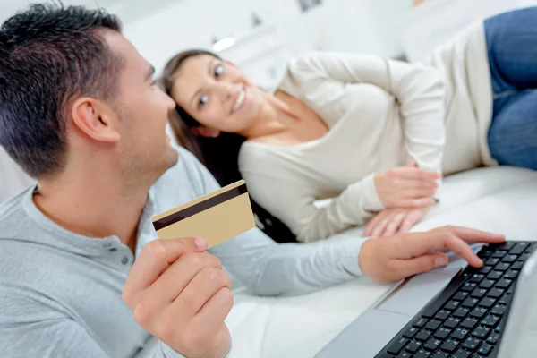 Couple buying online — Stock Photo, Image