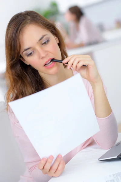 Frau lernt von zu Hause aus — Stockfoto