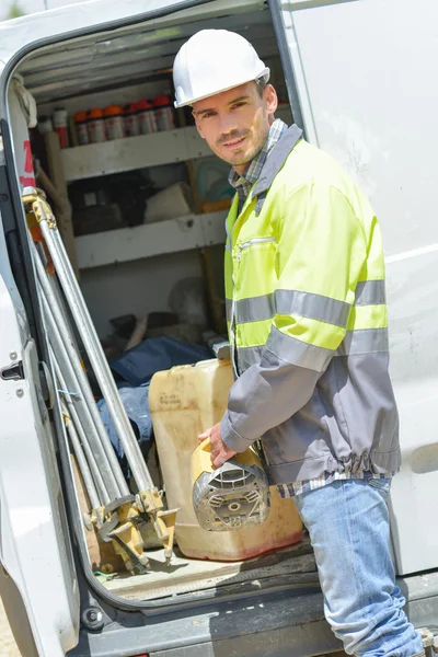 Constructor llegando en el sitio — Foto de Stock