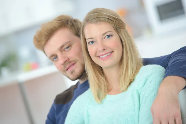 Kärleksfulla paret sitter på en soffa — Stockfoto