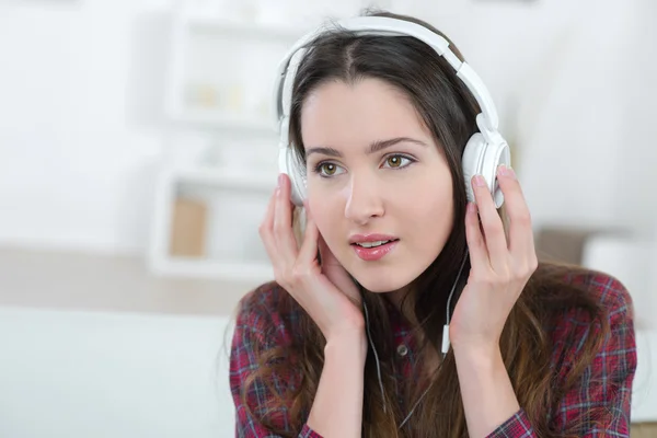 Chica escuchando auriculares —  Fotos de Stock