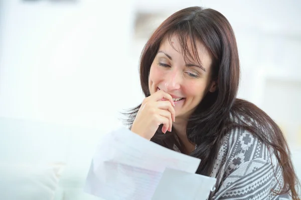 행복 한 여자는 편지를 읽고 — 스톡 사진