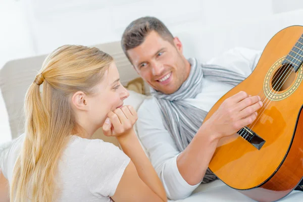 Imponuje dziewczyna grając na gitarze — Zdjęcie stockowe