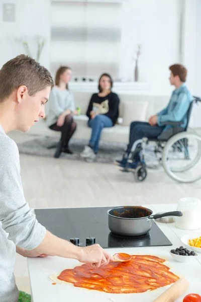 Mann bereitet Tomatensauce zu — Stockfoto