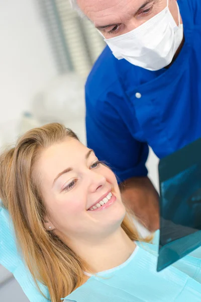 Dentista mostrando raio-X para o paciente — Fotografia de Stock