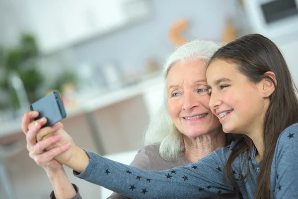 Nemen van een foto met oma — Stockfoto