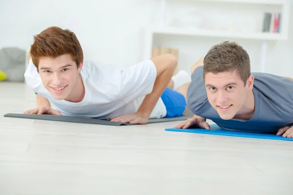 Adolescentes amigos haciendo flexiones —  Fotos de Stock