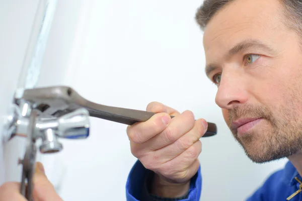 Experienced plumber and pipe — Stock Photo, Image