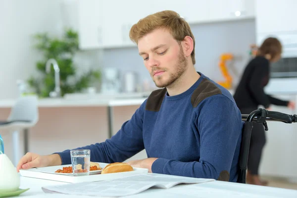 Disabled man had his munch cooked for him — Stock Photo, Image