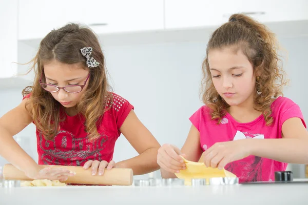 Irmãs assar na cozinha — Fotografia de Stock