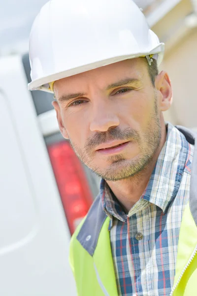Bauarbeiter trägt Warnweste — Stockfoto