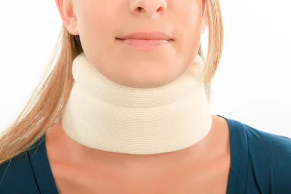 Mulher usando uma cinta de pescoço — Fotografia de Stock