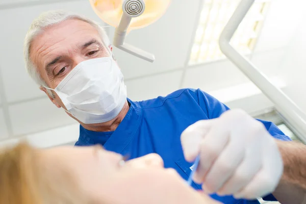 Dentist using a scraper — Stock Photo, Image