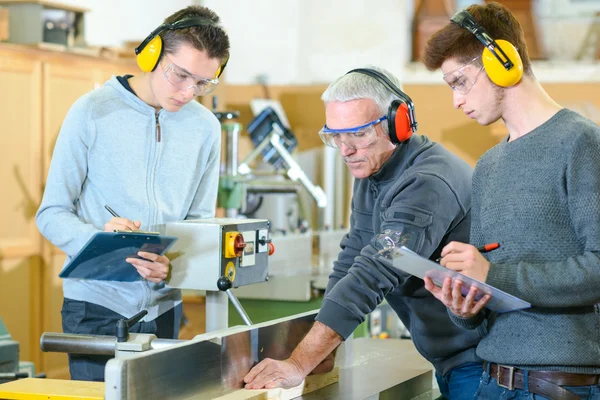 Studenti maschi in una classe di falegnameria — Foto Stock