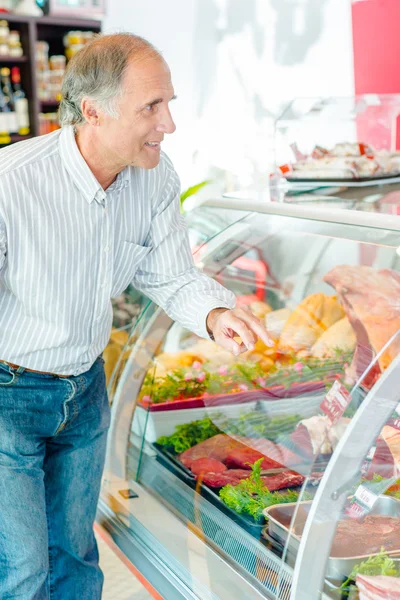 Homem comprando carne e apetitoso — Fotografia de Stock
