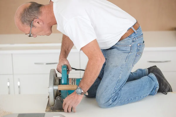 Builder använder cirkulär bänken såg — Stockfoto