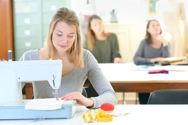 Estudantes de design de moda e acessórios — Fotografia de Stock