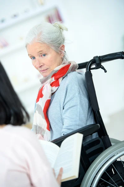 Helpen senior vrouw om te lezen — Stockfoto