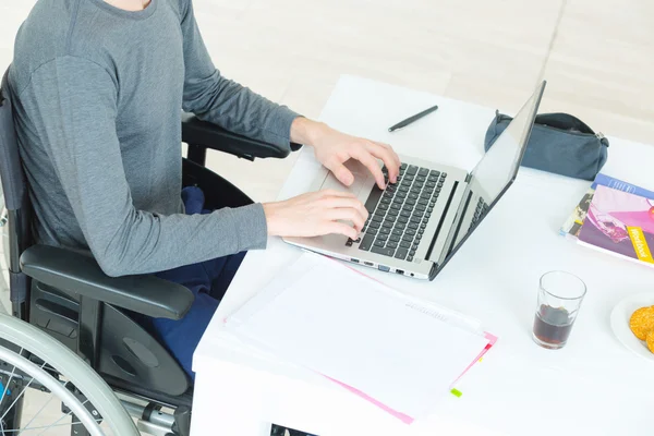 Gehandicapte tiener studeren en volwassene — Stockfoto