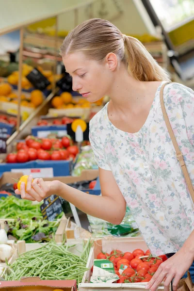 Blonde women at her local market — Stock Photo, Image