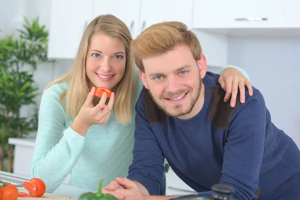 Jeune couple cuisine dans la cuisine — Photo