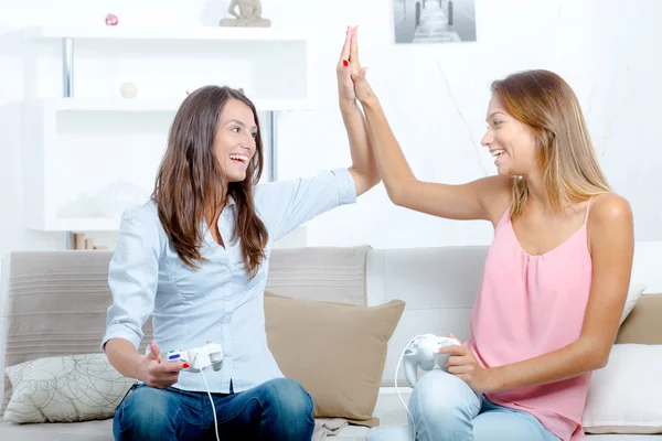 Amigos fazendo alta cinco após jogo de computador — Fotografia de Stock