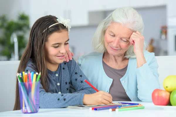 Weinig meisje tekening wuth oma — Stockfoto