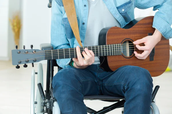 Behinderter Gitarrist und Herausforderung — Stockfoto