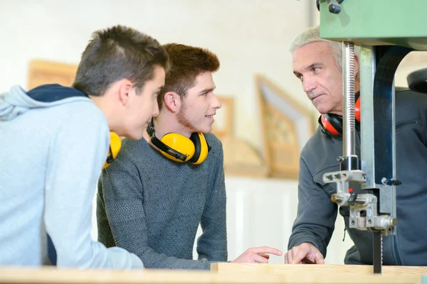 Holzhandwerker und Lehrling — Stockfoto