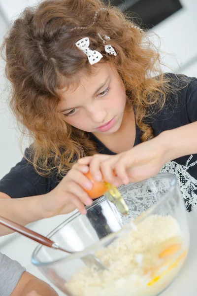 Liten flicka bakning och bakning — Stockfoto