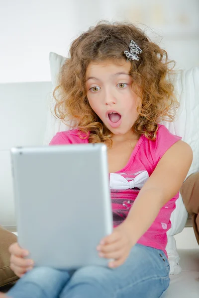 Kleines Mädchen mit einem Tablet-Computer — Stockfoto