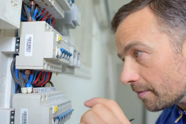 Inspecting a faulty fusebox — Stock Photo, Image