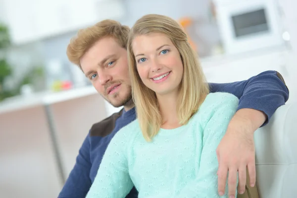 Casal relaxante em um sofá — Fotografia de Stock