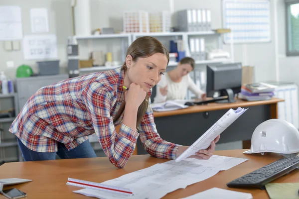 Señora estudiando papeleo y adulto — Foto de Stock