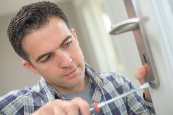 Homme à tout faire installant une nouvelle porte — Photo